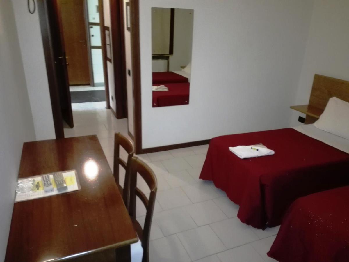 Hotel Motel Est Peschiera Borromeo Exterior photo