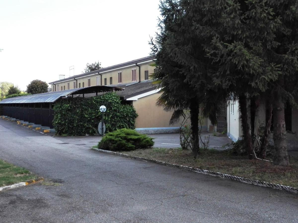 Hotel Motel Est Peschiera Borromeo Exterior photo
