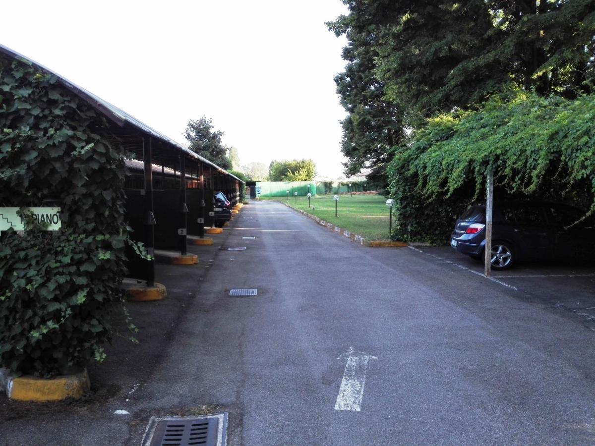 Hotel Motel Est Peschiera Borromeo Exterior photo