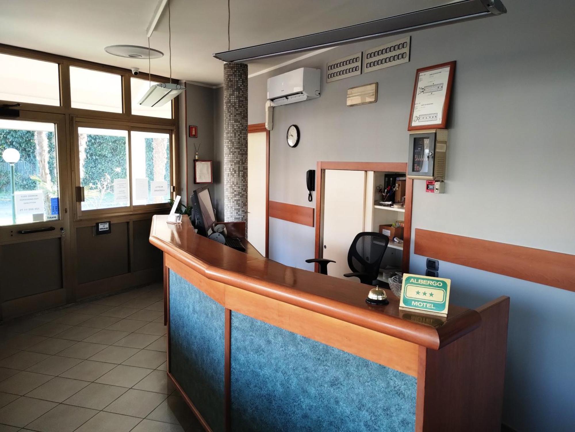 Hotel Motel Est Peschiera Borromeo Exterior photo